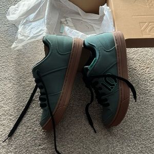 Adidas 5 Ten mtn shoes women’s size 6